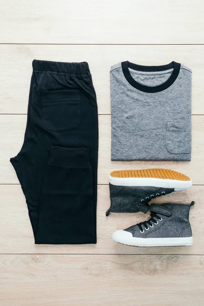 T-셔츠 바지와 신발 — 스톡 사진
