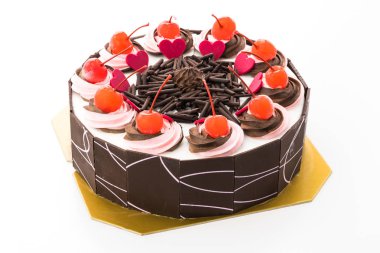 Üzerinde kiraz olan çikolatalı pasta.