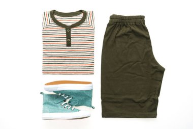 T-shirt pantolon ve ayakkabı ile