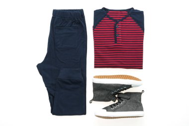 T-shirt pantolon ve ayakkabı ile