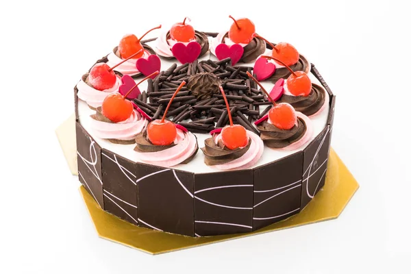 Üzerinde kiraz olan çikolatalı pasta.