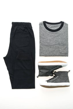 T-shirt pantolon ve ayakkabı ile