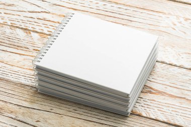 Boş kitap kadar sahte 