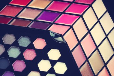 Göz farı ve dudak parlatıcısı kozmetik