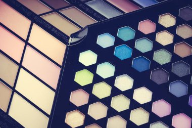 Göz farı ve dudak parlatıcısı kozmetik