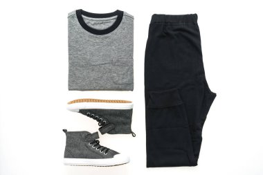 T-shirt pantolon ve ayakkabı ile