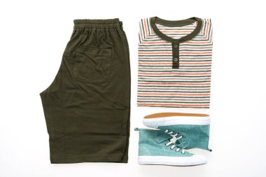 T-shirt pantolon ve ayakkabı ile