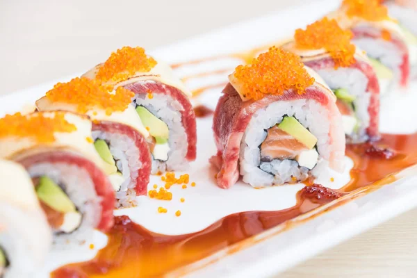 Sushi v bílé desky — Stock fotografie