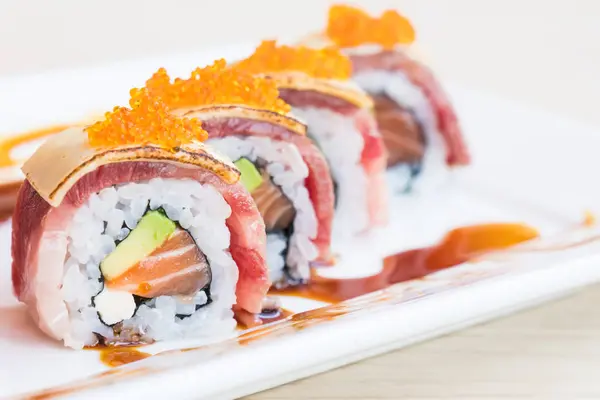 Sushi i vit platta — Stockfoto