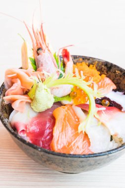 Sashimi deniz ürünleri ile Japon pirinç kase 