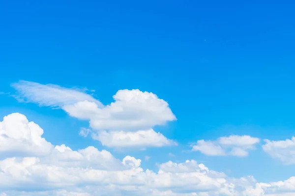 Nuvem branca bonita no céu azul — Fotografia de Stock