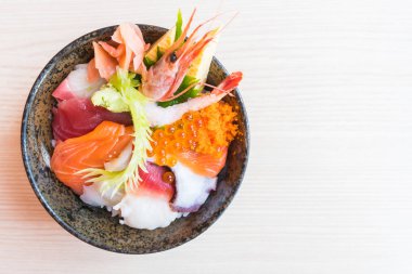 Sashimi deniz ürünleri ile Japon pirinç kase