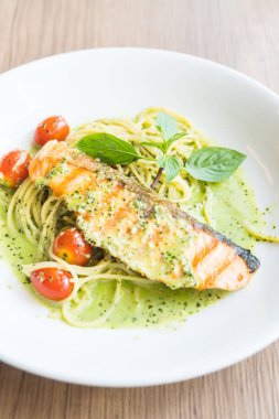 Spagetti pesto somon