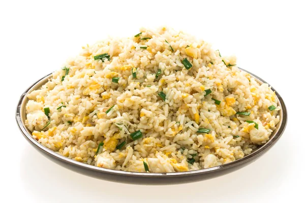 Жареный рис в тарелке — стоковое фото