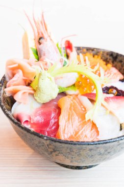 Sashimi deniz ürünleri ile Japon pirinç kase 