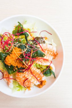 Karides salatası tatlı sos ile