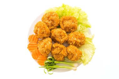 Kızarmış karides pasta beyaz plaka