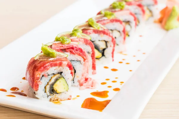 Rundvlees sushi in witte plaat — Stockfoto