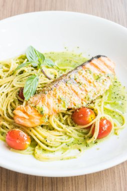 Spagetti pesto somon