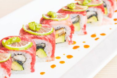 Sığır eti suşi beyaz plaka