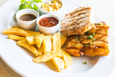 Domuz eti ve tavuk biftek