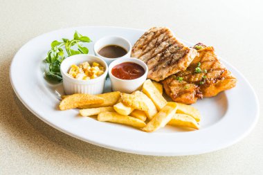 Domuz eti ve tavuk biftek