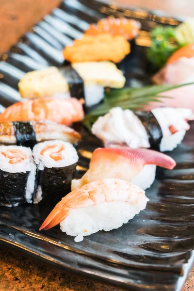 Sushi crudo gustoso — Foto Stock