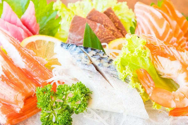 Sushi crudo sabroso —  Fotos de Stock
