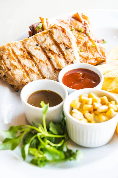 Chuleta de cerdo y filete de pollo — Foto de Stock