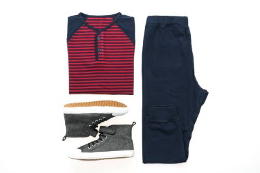 T-shirt pantolon ve ayakkabı ile