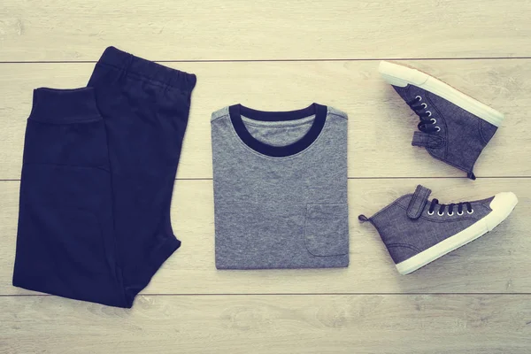 T-shirt met broek en schoenen — Stockfoto