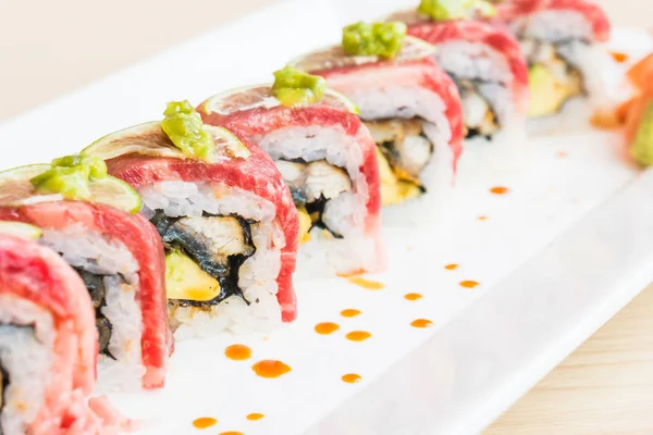 Råa välsmakande Sushi — Stockfoto