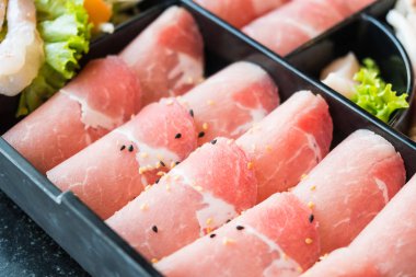 pişmemiş domuz eti