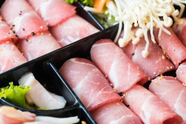 pişmemiş domuz eti