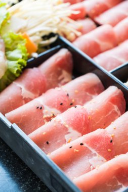 pişmemiş domuz eti