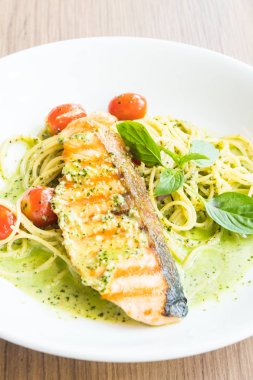 Spagetti pesto somon