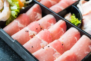 pişmemiş domuz eti