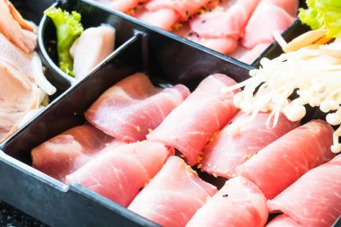 pişmemiş domuz eti