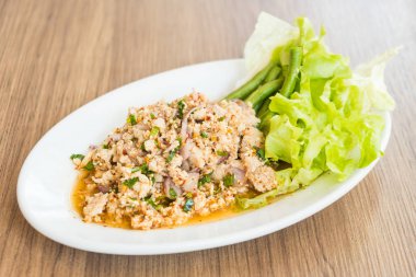 Baharatlı kıyılmış tavuk salatası