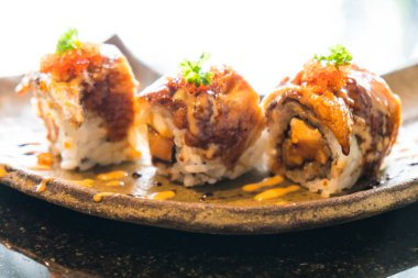 Suşi bej plaka üzerinde