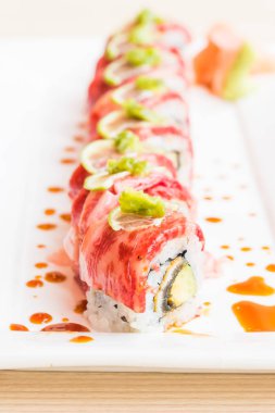 Sığır eti suşi beyaz plaka