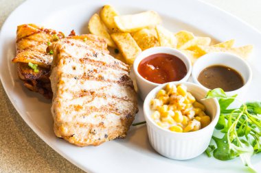 Domuz eti ve tavuk biftek