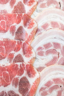 pişmemiş domuz eti