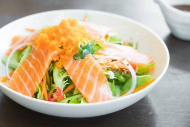 Beyaz tabak taze somon salata