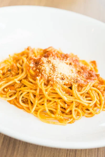 Espaguetis bolongese en plato blanco — Foto de Stock