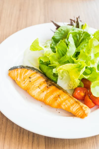 흰색 접시에 연어 샐러드 — 스톡 사진