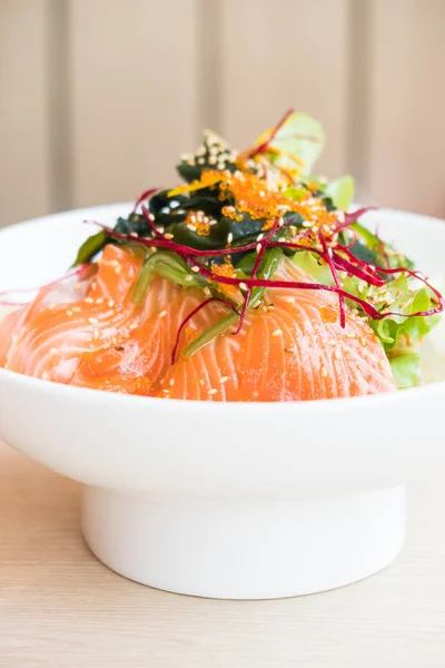 Insalata di salmone in piatto bianco — Foto Stock