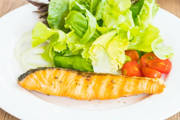 Salada de salmão em prato branco — Fotografia de Stock