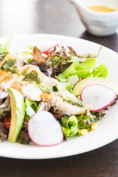 Beyaz tabakta Tavuk salatası — Stok fotoğraf