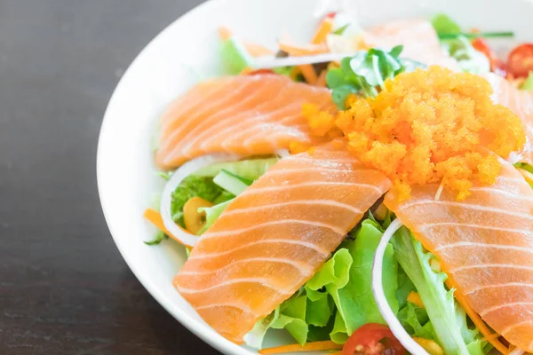 Салат из лосося в белой тарелке — стоковое фото